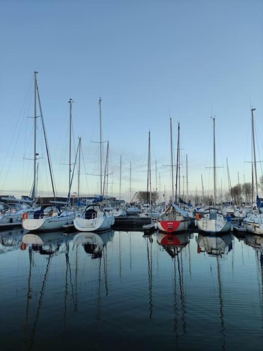 Готель Nuit Insolite Sur L'Eau Au Port De Уїстреам Екстер'єр фото